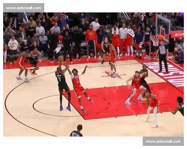 篮球赛关键时刻逆转全场,明星球员绝杀点燃观众激情 - 副本 (3)